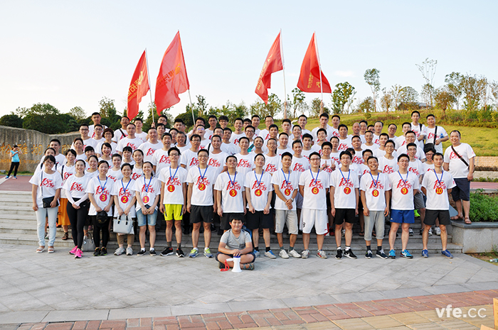 恒力長(zhǎng)跑隊(duì)周年賽事完美結(jié)束，公司全體人員合影留戀