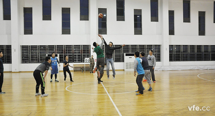 銀河代表隊(duì)與國(guó)防科大代表隊(duì)展開(kāi)籃球友誼賽