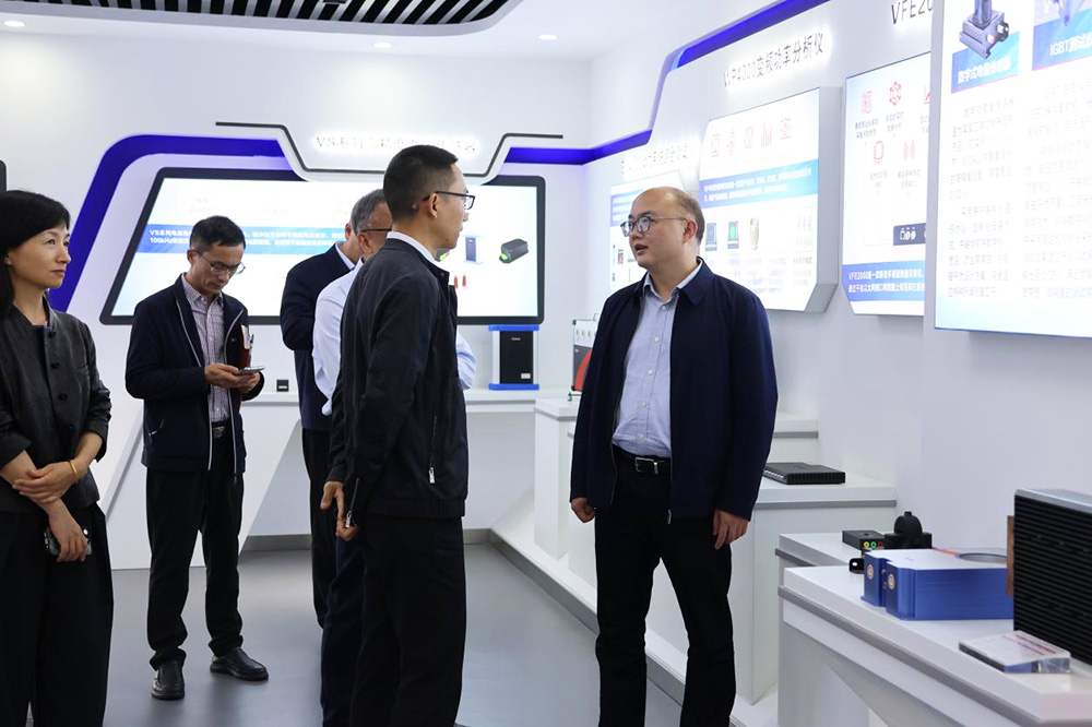 長沙經開區(qū)領導蒞臨銀河電氣檢查指導