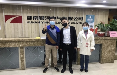 銀河電氣為員工請理發(fā)師上門服務